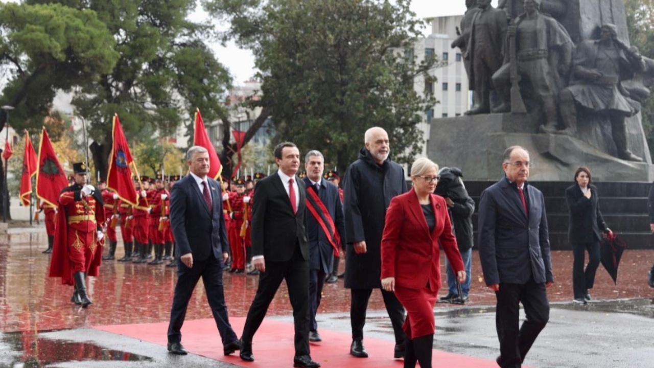 111 Vjetori I Pavarësisë Së Shqipërisë Mbahet Ceremonia E Ngritjes Së Flamurit Në Vlorë Top