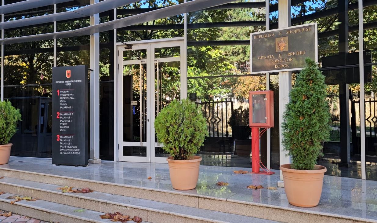 I akuzuar për plagosje të lehtë me dashje  shpallja që Gjykata e Korçës publikonte për Violand Bracellarin  autorin e masakrës në Maliq