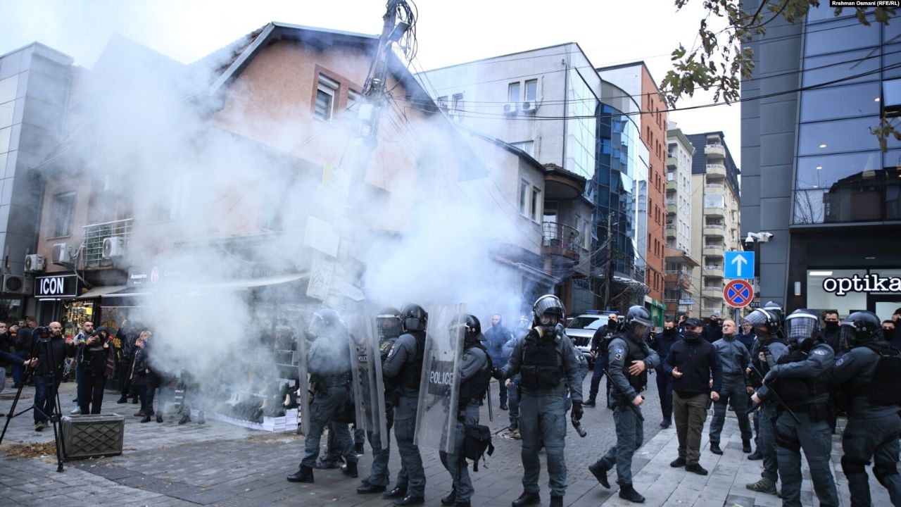 Përshkallëzohet protesta kundër kryetares së Dhomave të Specializuara, arrestohet kryetari i PSD-së dhe anëtarë të tjerë