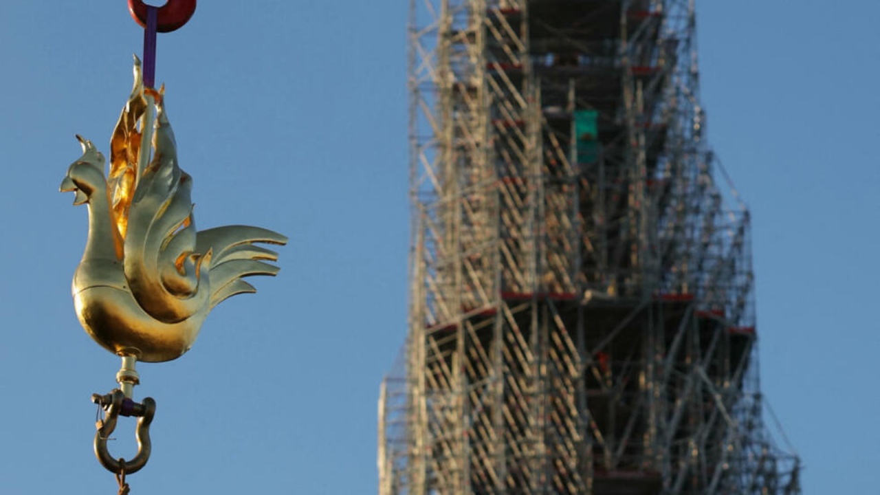 Vendoset feniksi në majë të katedrales Notre Dame, moment kyç simbolik