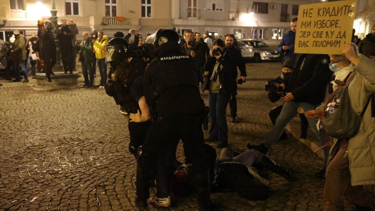 Përleshje të dhunshme në Beograd/ Disa policë të plagosur rëndë, 35 protestues të arrestuar