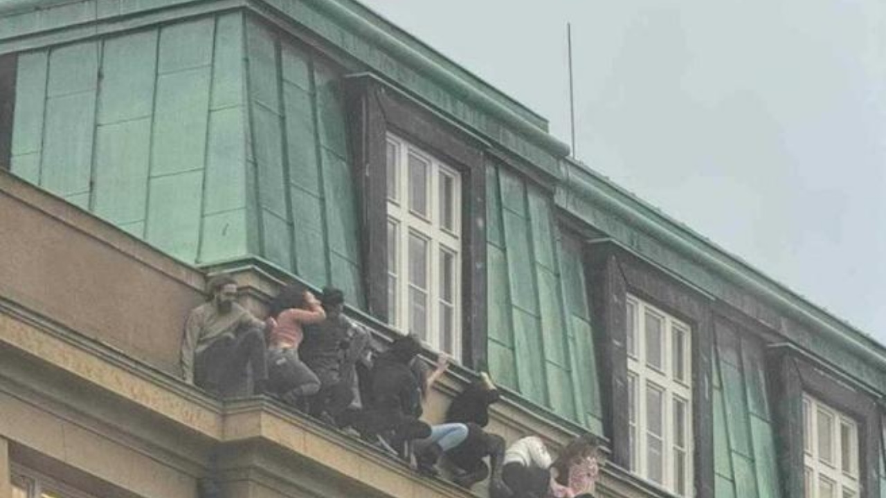 Foto/ Studentët zvarriten në muret e universitetit për t’i shpëtuar sulmit në Pragë