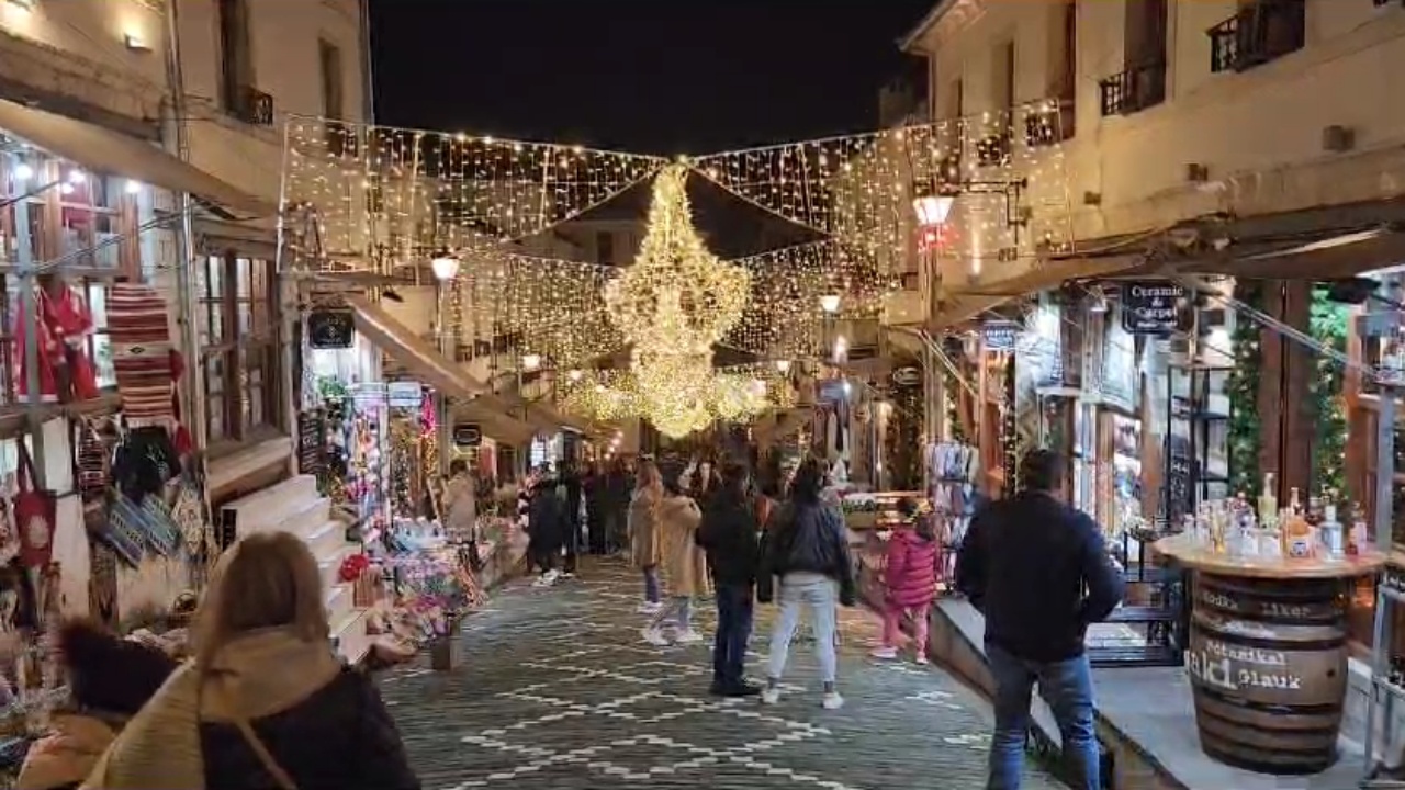 Krishtlindje në Gjirokastër! Besimtarët dhe vizitorë mbushin rrugët e qytetit