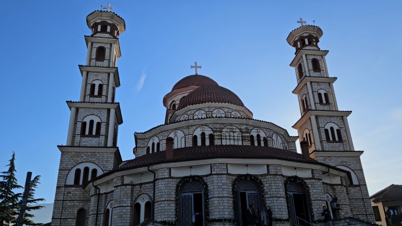 Besimtarët festojnë Krishtlindjen në Korçë, lutje për paqe