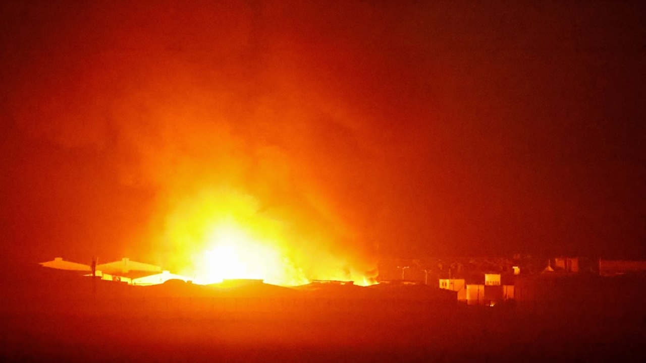 Fotolajm/ Sulmet e mbrojtjes izraelite ndaj Hamasit, një zjarr i madh digjet në Gaza