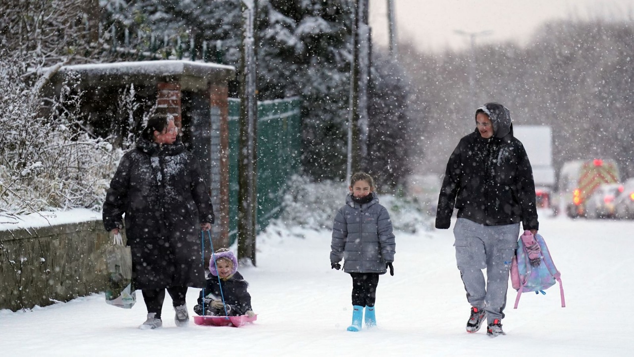 Temperaturat bien -10 gradë brenda natës, Britania në “kaos”