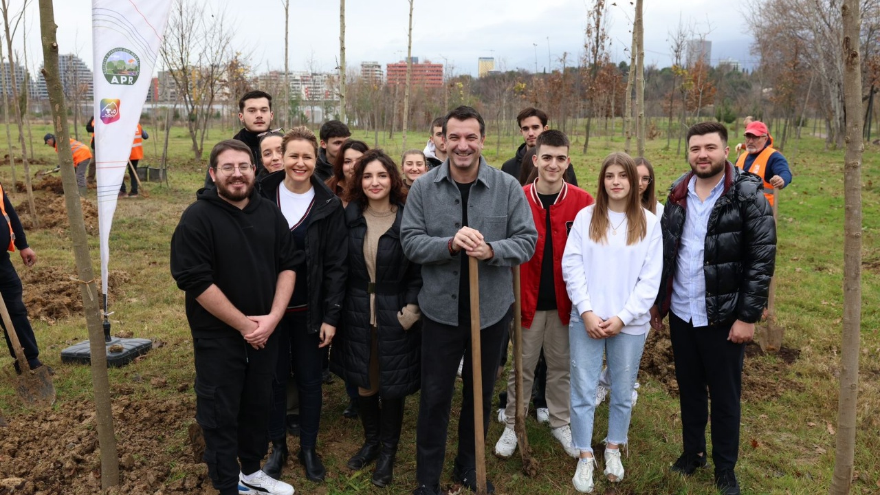 Veliaj nis vitin e ri me vullnetarët e rinj, mbjellin 52 pemë te Parku i Liqenit: Nuk e kemi luksin të mbjellim përçarje