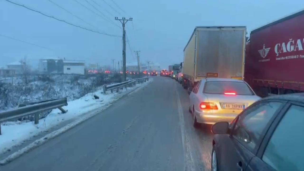 VIDEO/ Bllokohet qarkullimi në Qafë Thanë! Reshjet me intensitet të lartë të dëborës dhe ngricat krijojnë radhë kilometrike