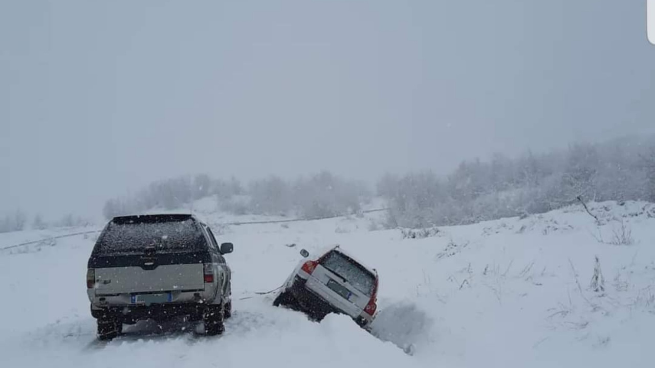 Video/ Dy makina u bllokuan dje në Vithkuq, borëpastruesja shkon për ndihmë por ngec vetë