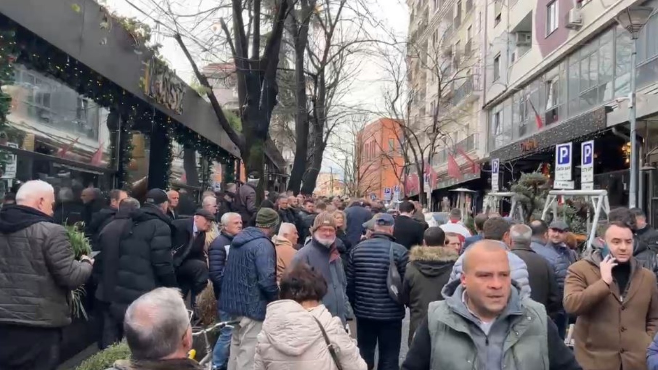 LAJMI I FUNDIT/ Mbështetësit e Sali Berishës mblidhen poshtë shtëpisë së tij, del i përshëndet nga  dritarja