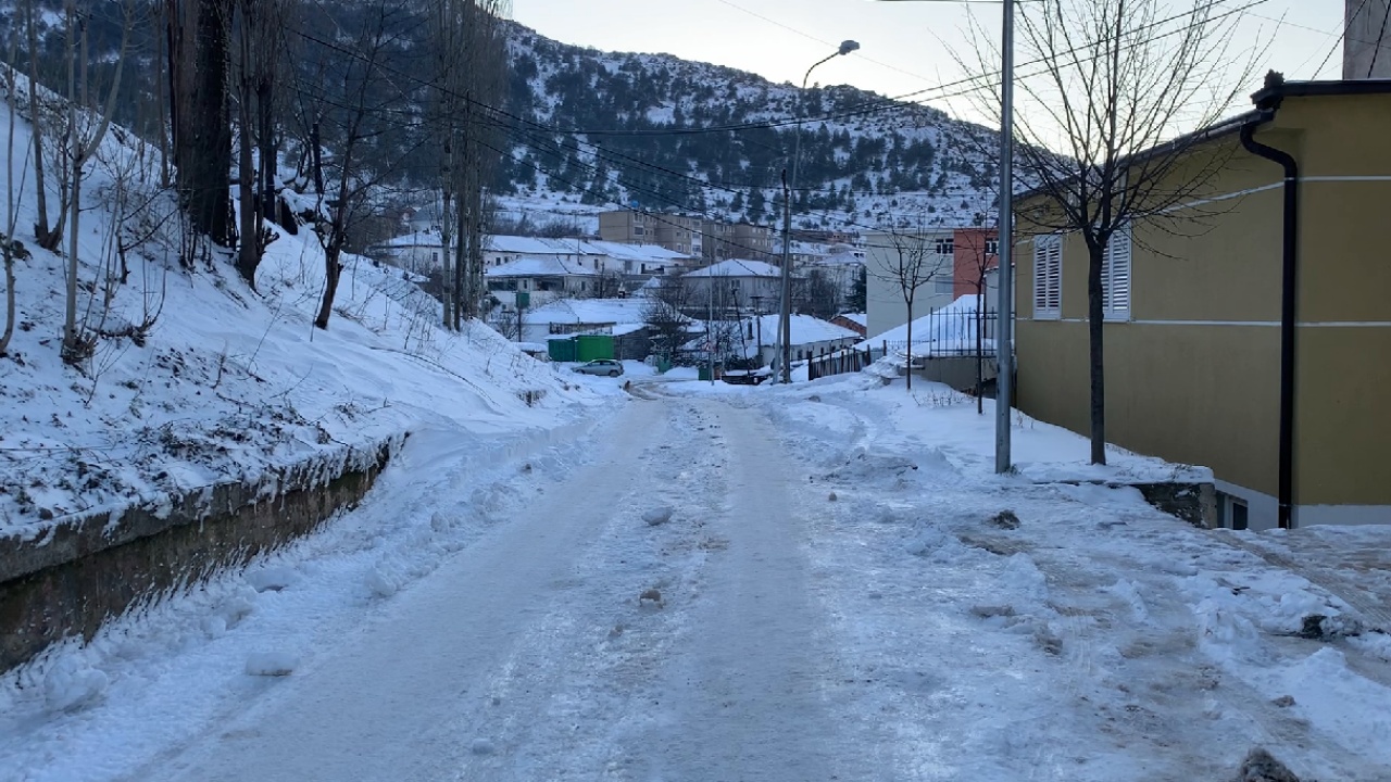 Ngricat “pushtojnë” Bulqizën, banorëve u rrezikohet jeta nga rrëshqitja në akull (Video)