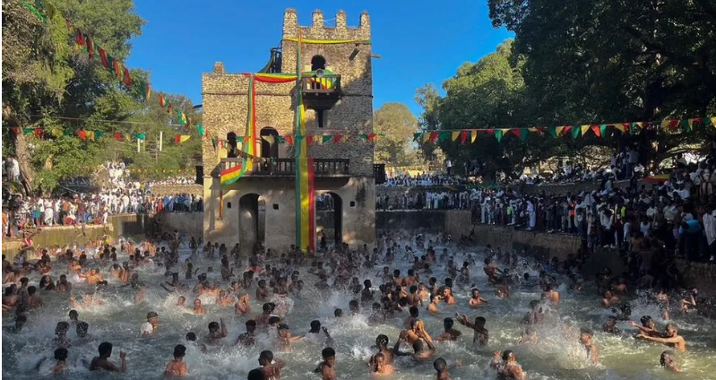 Etiopianët hidhen në pishinën e fortesës për festivalin e shenjtë kristian Timket (fotogaleri)