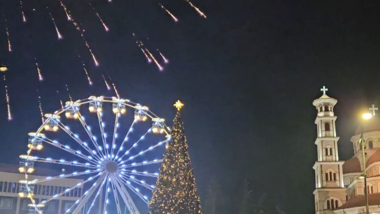 Korça nën ritmet festive të startimit të 2024-ës, si u prit viti i ri (Video)