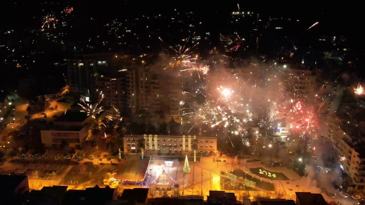 Spektakël fishekzjarrësh në Lushnjë, qyteti “vishet” me dritat shumëngjyrëshe (Video)