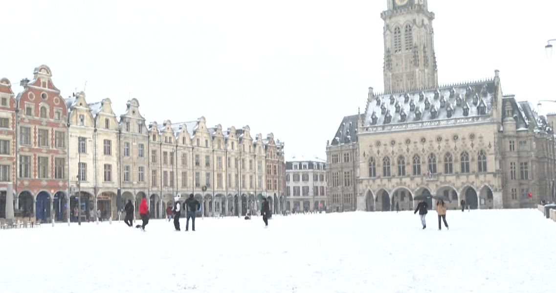 Banorët e Arras në veri të Francës shijojnë rikthimin e dëborës (fotot)