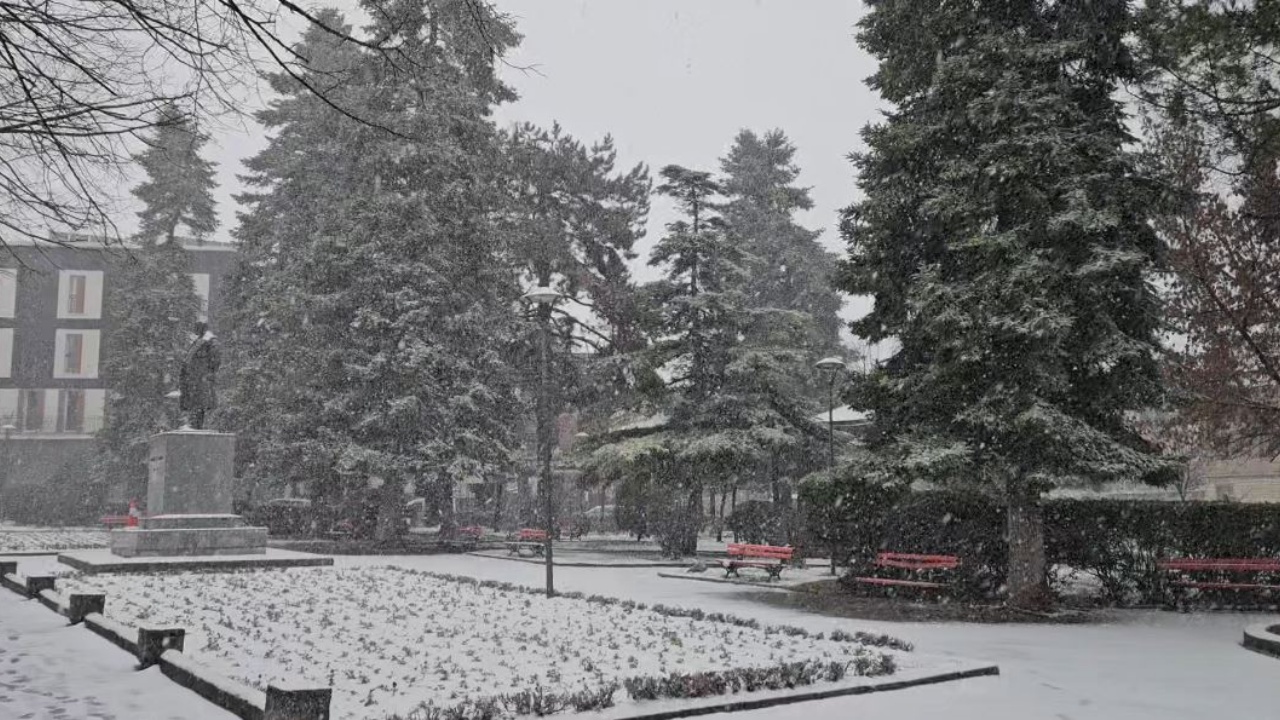 Qarku i Korçës mbulohet nga bora, krijohet vështirësi në qarkullimin e mjeteve