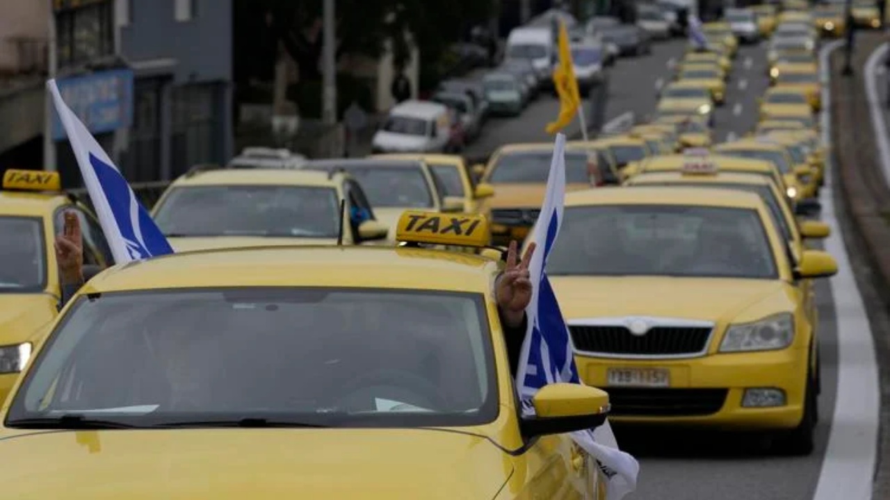 Taksistët grevë në Greqi! Bllokojnë rrugë kryesore të Athinës: Duam ulje taksash