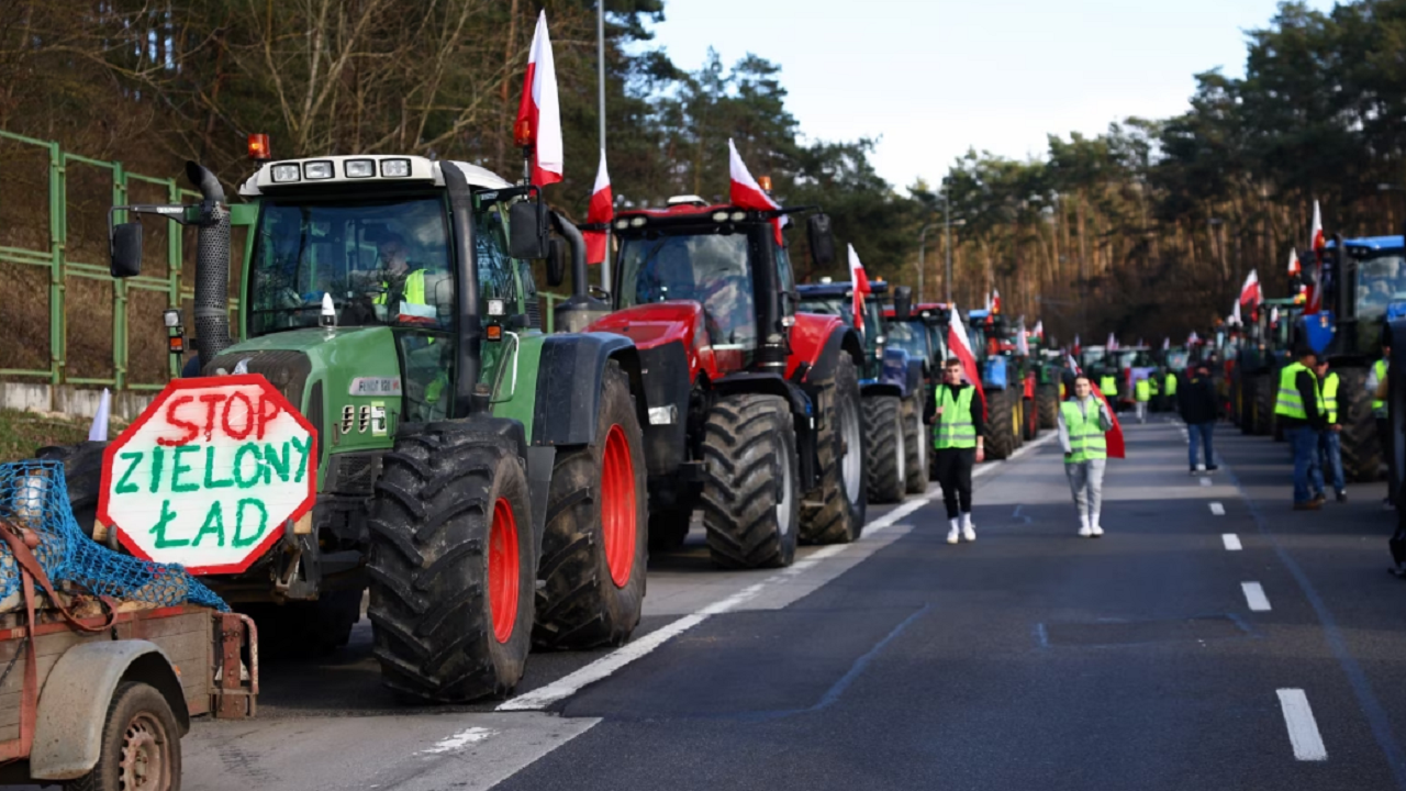 Vijon protesta e fermerëve, bujqit polakë bllokojnë autostradën kyçe me Gjermaninë
