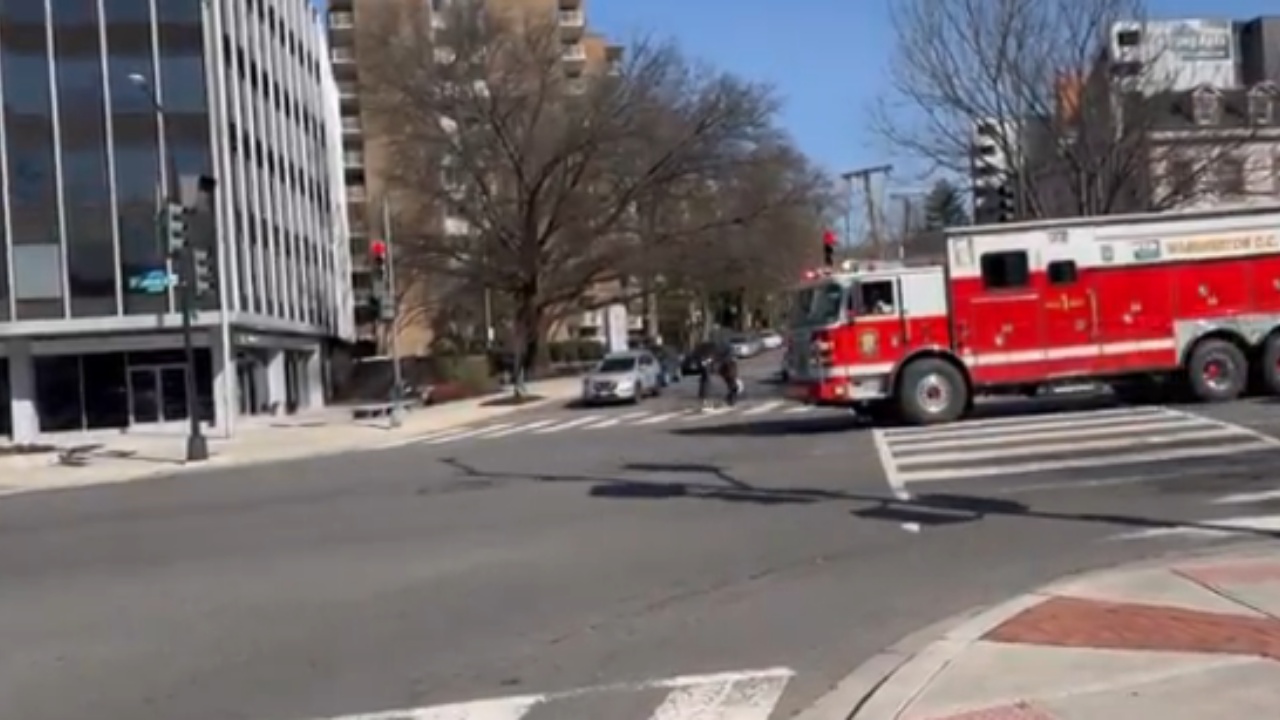 Një person i vë flakën vetes përpara ambasadës izraelite në Uashington, si është gjendja e tij