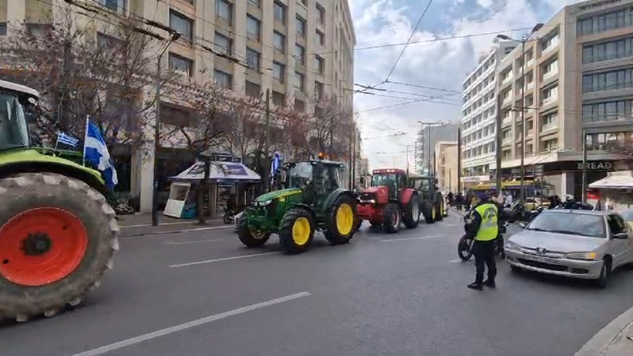 Video/ Kaos në rrugët e Athinës, qindra traktorë “pushtojnë” qytetin! Qytetarët mbyllen në shtëpi