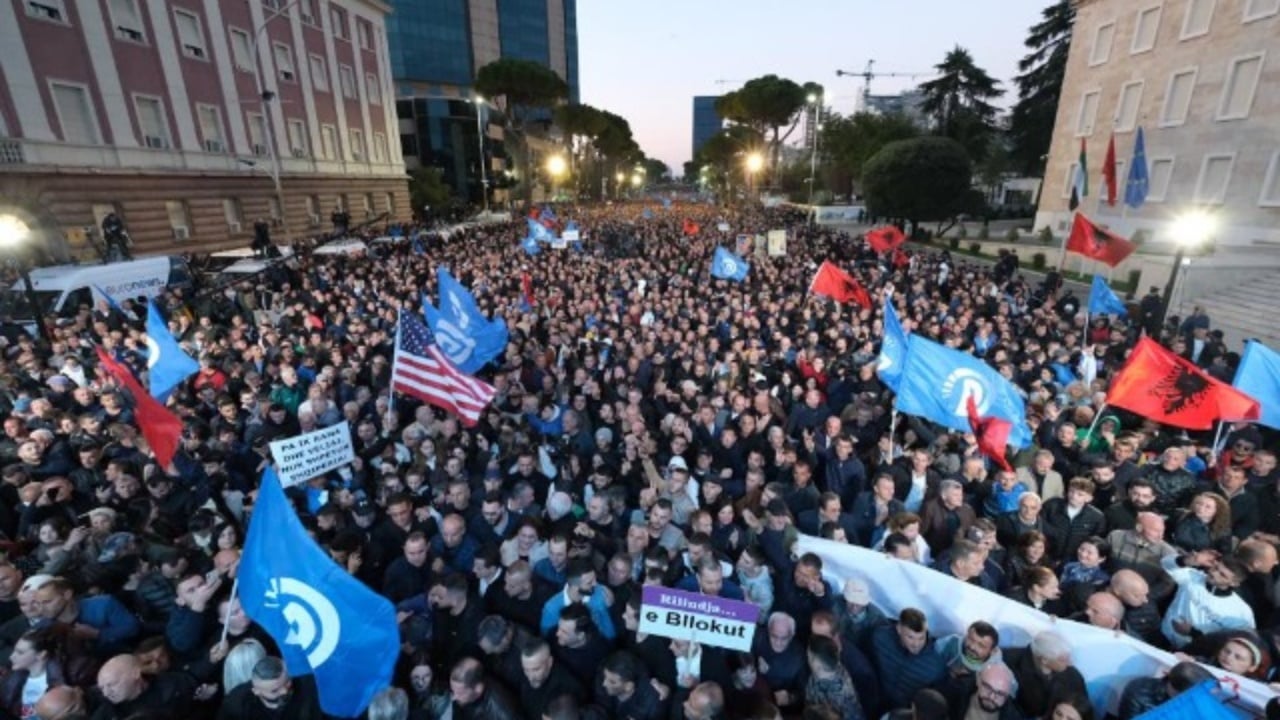 Sot protesta e opozitës/ Disa rrugë të bllokuara në Tiranë, rreth 1200 forca policore në gatishmëri