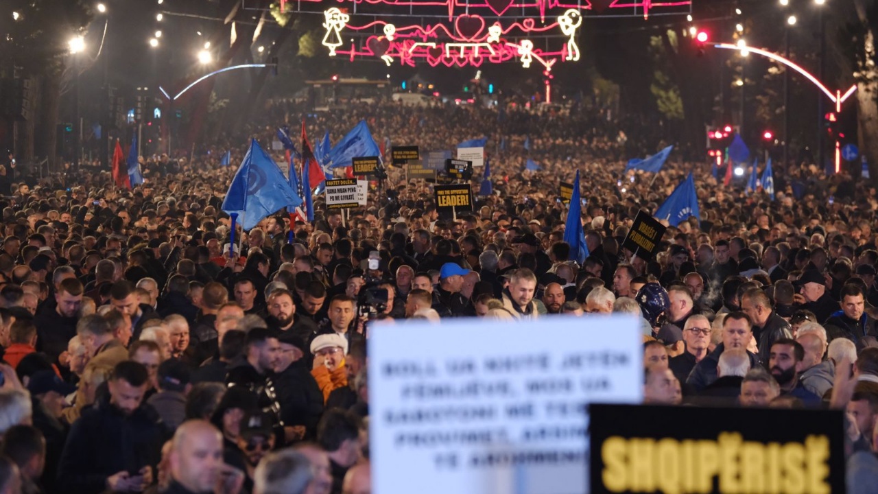 Rithemelimi proteston me molotov dhe shashka për 150 minuta para Kryeministrisë, Noka: Kjo është pranvera shqiptare! Bardhi: Nuk dorëzohemi