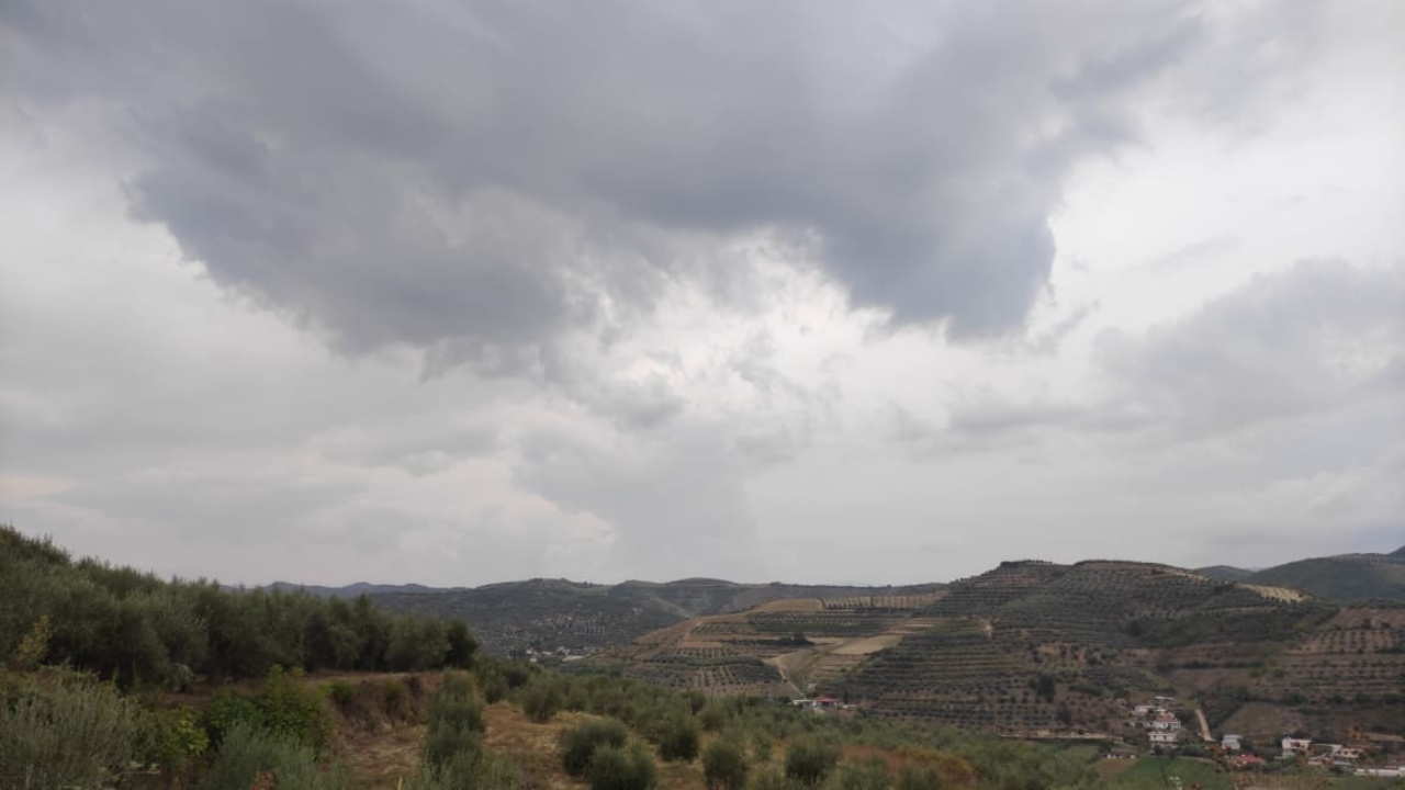 Ulen temperaturat! Moti për sot i paqëndrueshëm, me shi dhe vranësira