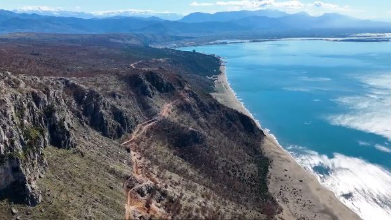 VIDEO/ Rama publikon pamjet nga kantieri i ndërtimit të aksit Shëngjin-Velipojë: Së shpejti një nga rrugët turistike më spektakolare të Mesdheut