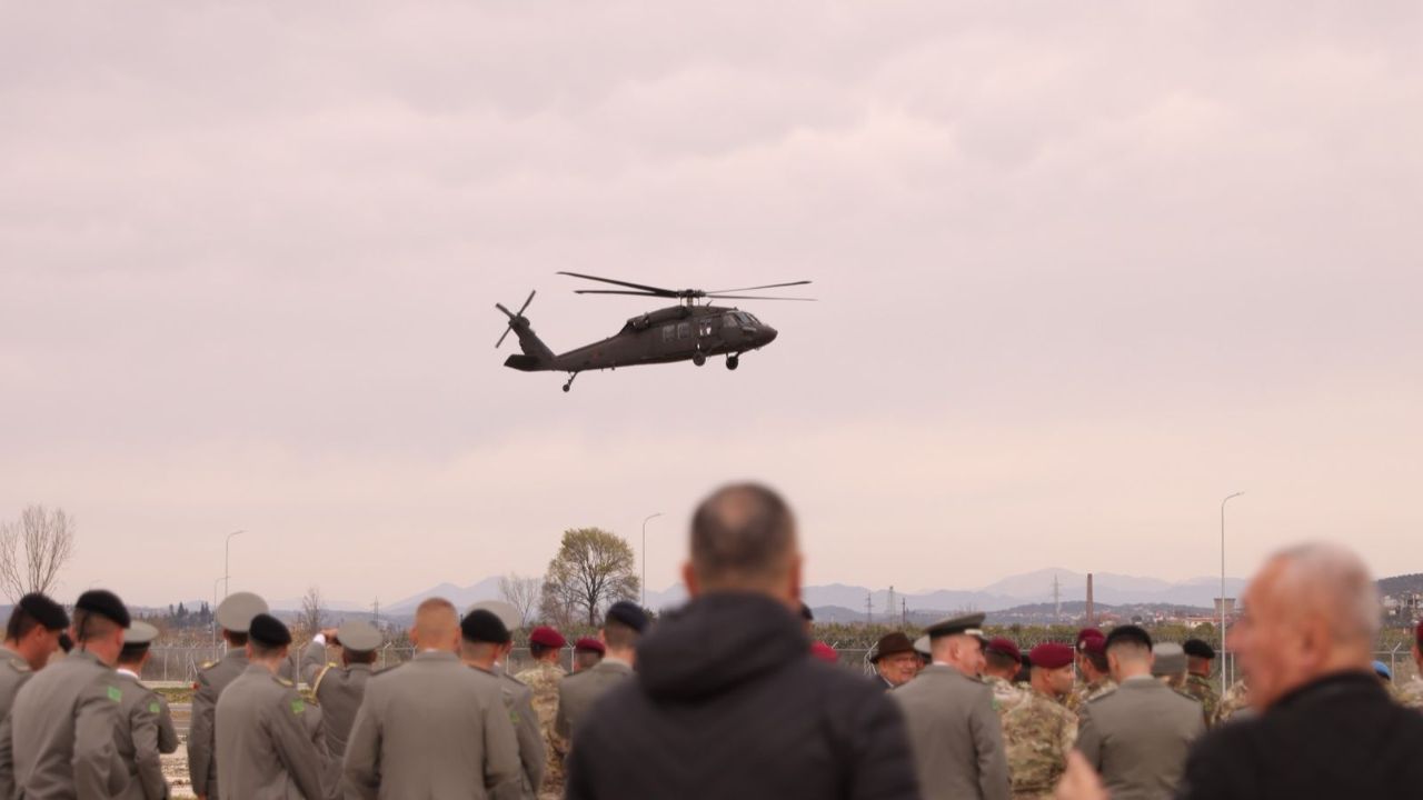 Baza ajrore/ Helikopterët, avionët e aleatëve dhe dronët Bayraktar rikthejnë zhurmën e munguar pret 3 dekadash në Kuçovë