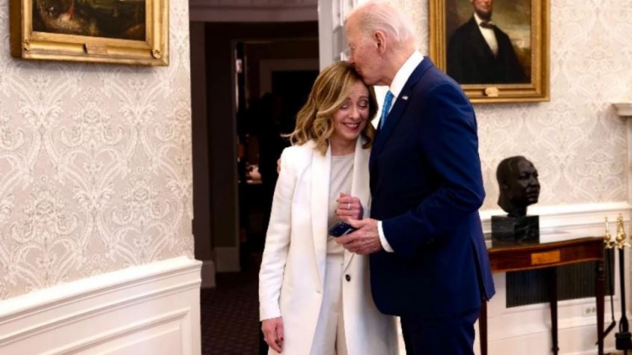 Video virale/ Biden puth në kokë Melonin gjatë një takimi në Shtëpinë e Bardhë