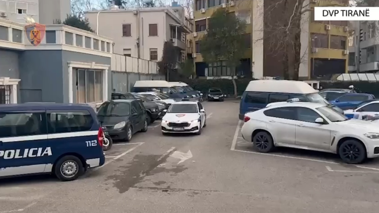 Dy pistoleta, krehra, municion luftarak dhe kokainë/ Dy persona bien në prangat e policisë së Tiranës