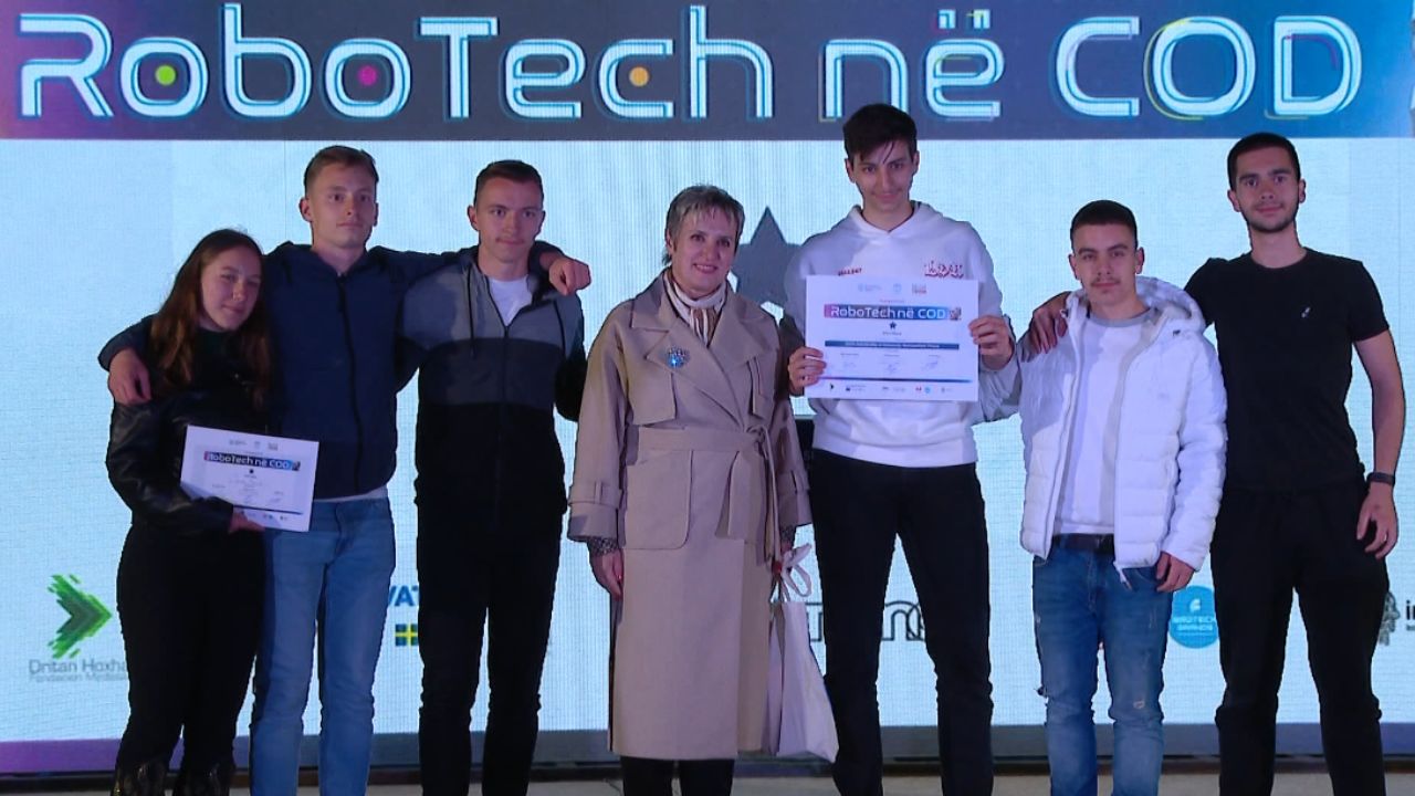 Konkursi i robotëve të gjimnazistëve me mbështetjen e fondacionit “Dritan Hoxha”, ndahen çmimet e “Robotech