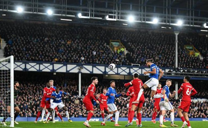 Everton fiton derbin dhe nxjerr Liverpoolin nga gara e titullit  United triumf me përmbysje