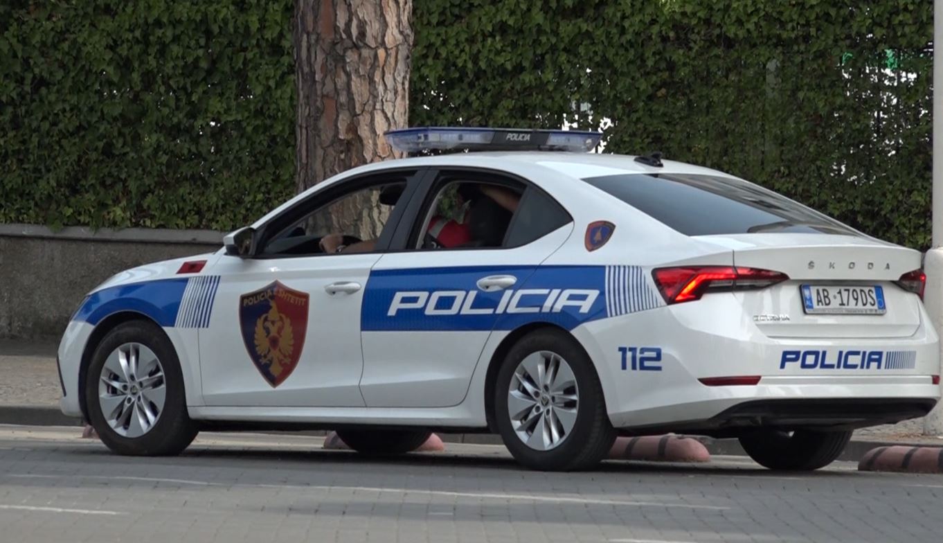 Operacion antidrogë në Korçë  policia gjen 10 kg hashash të fshehur në një automjet  Dy persona në pranga