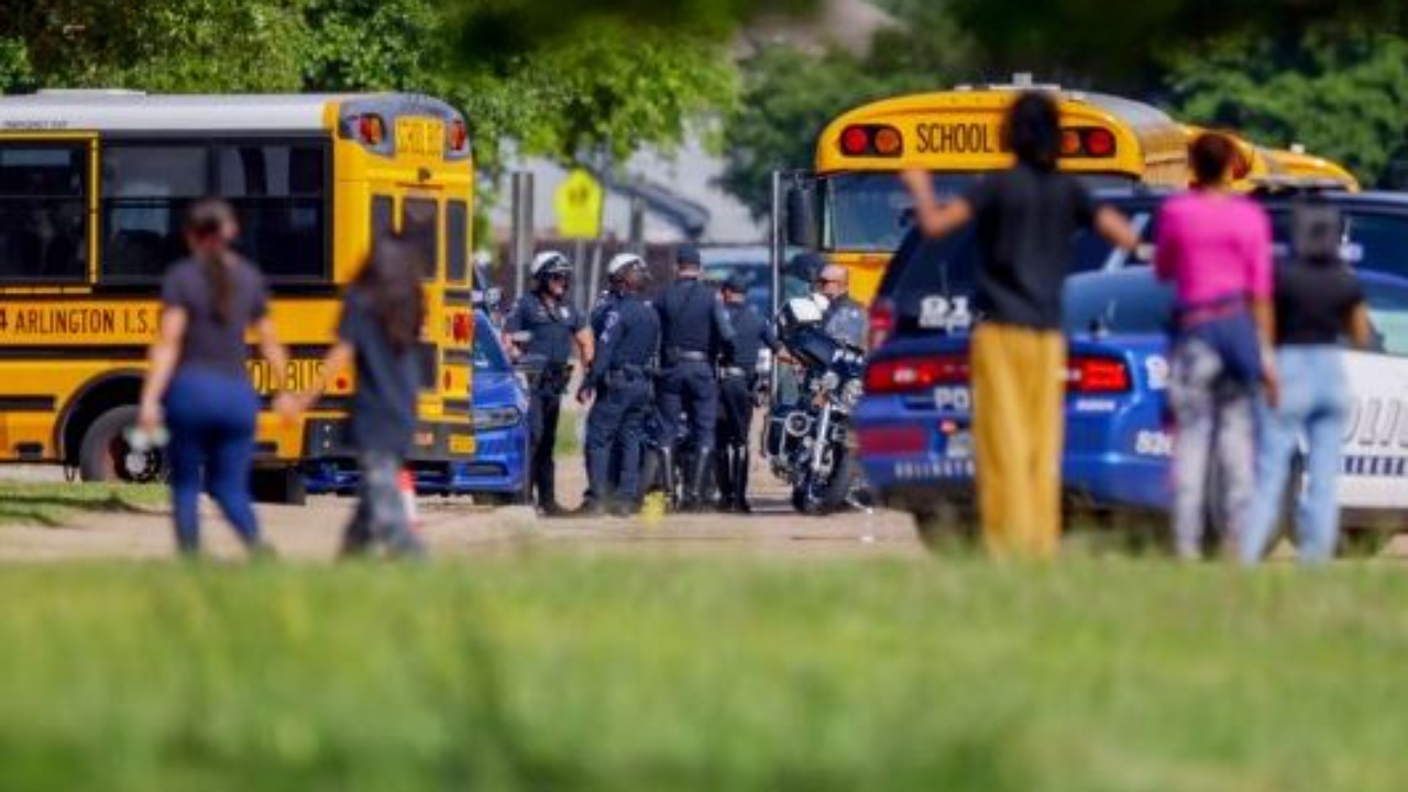 Të shtëna në një shkollë të mesme në Teksas  vdes një student  Arrestohet 17 vjeçari