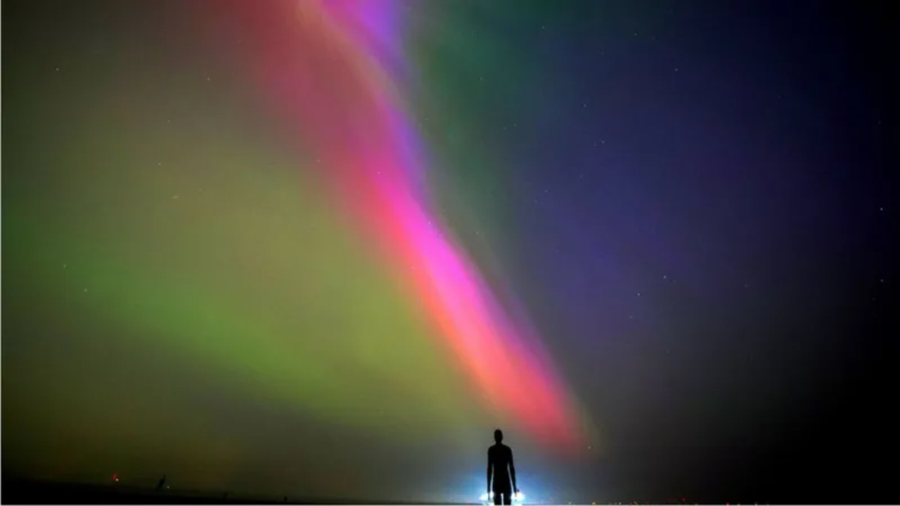 Dritat e Veriut dhurojnë spektakël  Stuhitë e forta gjeomagnetike  qielli vishet me ngjyrat mbresëlënëse  Fotot 
