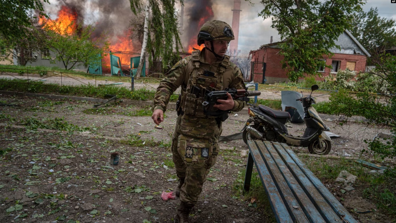 Rusia hap front të ri lufte ndërsa Ukraina pret armët perëndimore