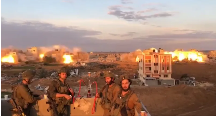 Video shokuese e ushtarëve izraelitë që tymosin  shisha  para shpërthimeve masive në Gaza  fotot 