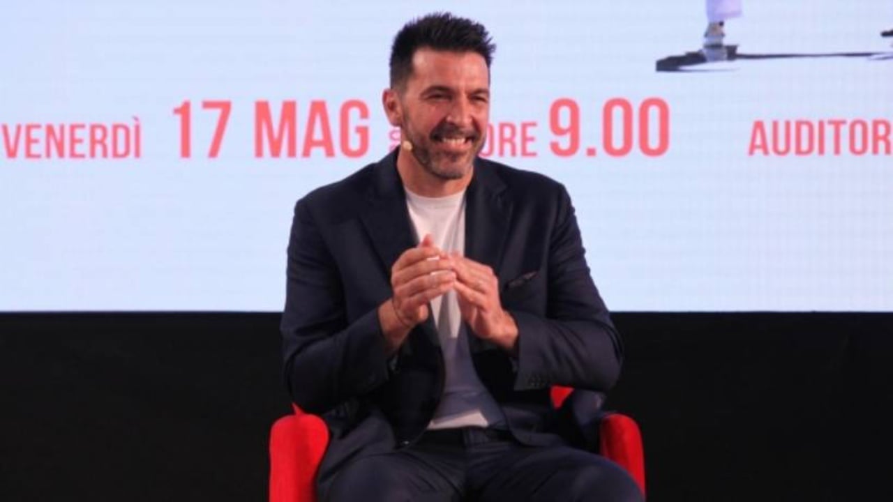 “Mancinin do e merrja dhe te Bayerni e PSG”/ Buffon analizon kombëtaren: Më vjen keq për Pirlon, problemi i futbollit italian është…