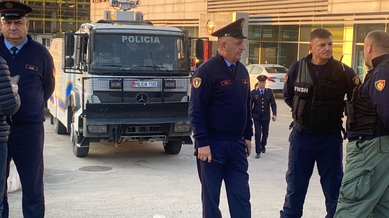 Makina policie dhe zjarrfikëse  ja masat e marra disa minuta përpara fillimit të protestës