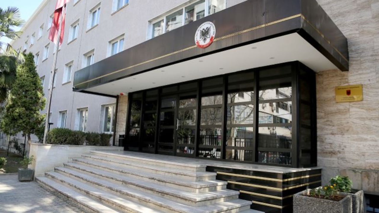 alo-babi-po-me-ndjek-nje-burre-ngacmoi-seksualisht-te-miturin-dhe-i-kerkoi-te-kryenin-marredhenie-prokuroria-kerkon-6-vite-burg-per-pedofilin