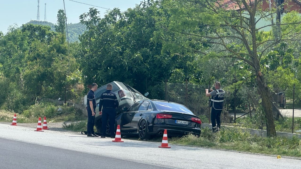 aksident-i-frikshem-ne-peqin-dy-te-plagosur-rende-automjetet-perfundojne-jashte-rruge