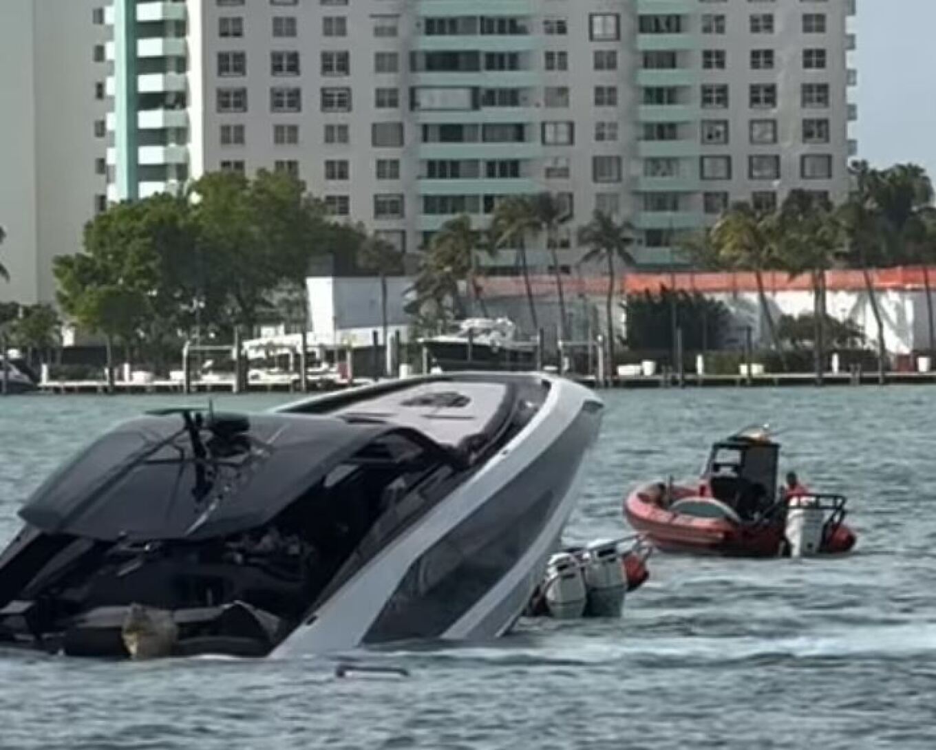 Po transportonte 30 influencuese të veshura me bikini  Lamborghini me vlerë 4 5 milionë dollarë mbytet në Miami