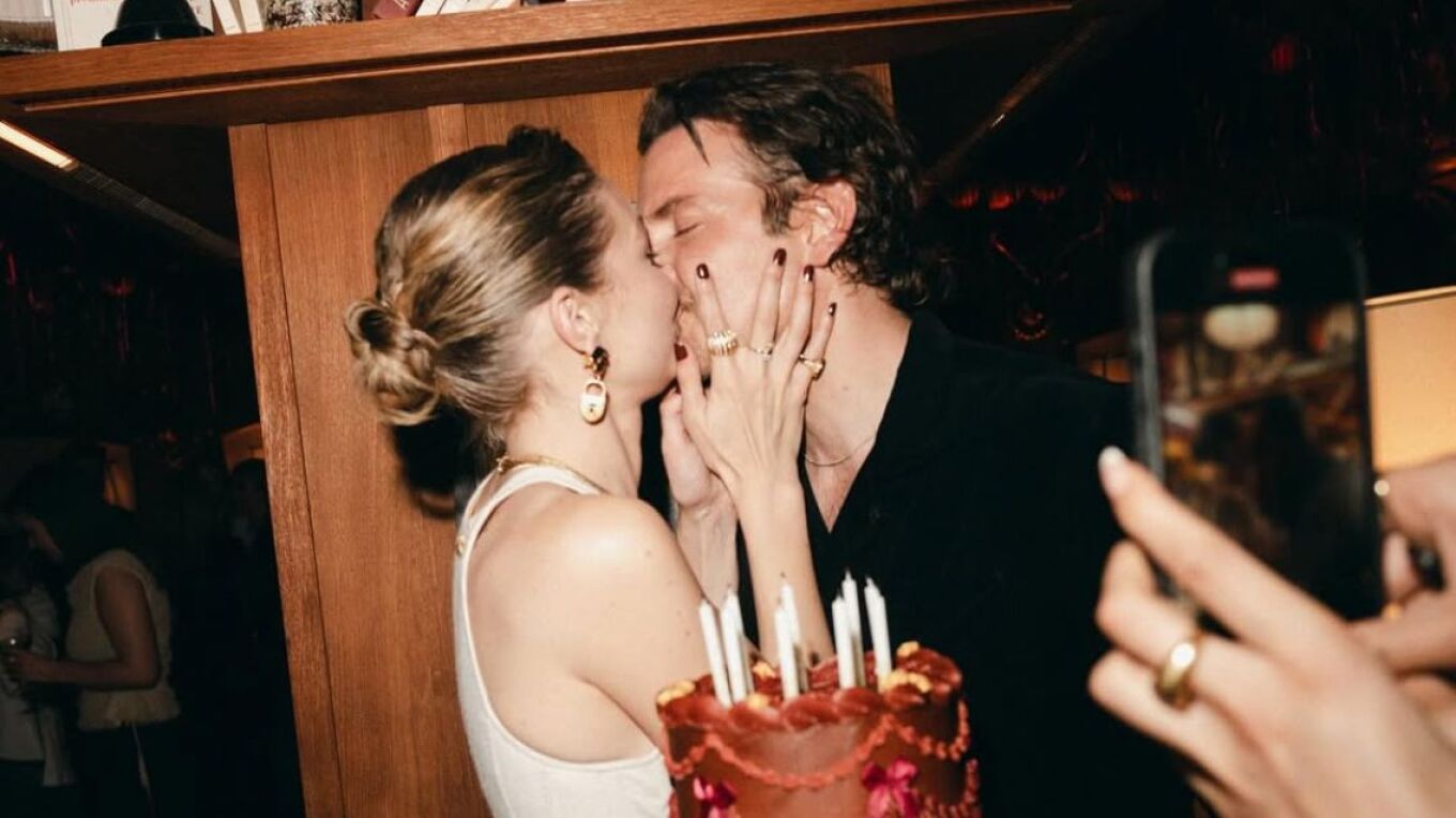 Gigi Hadid poston foton e parë me Bradley Cooper  puthje pasionante mes çiftit në 30 vjetorin e modeles