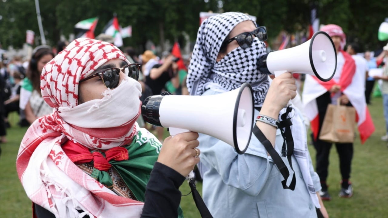  Hesht kur fëmijët flenë  jo kur vdesin   Protesta masive në Holandë  dhjetëra mijëra qytetarë i drejtohen Hagës  Merrni masa kundër  gjenocidit  të Izraelit në Gaza