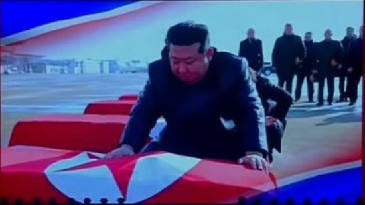 Kim Jong un nderon ushtarin e rënë në Rusi  miraton vendosjen e trupave në Kursk