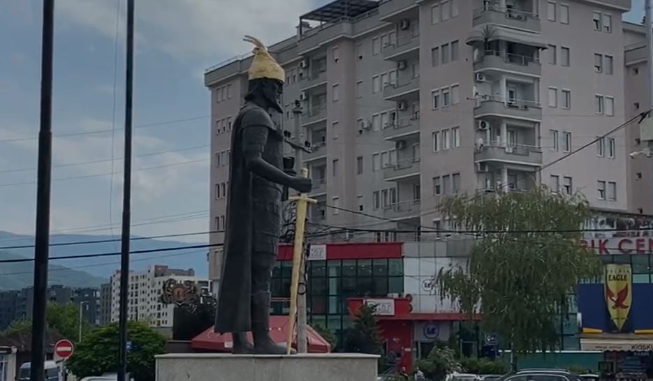 Një tjetër akt vandal ndaj simboleve kombëtare në Kosovë  dëmtohet shtatorja e Gjergj Kastriotit Skënderbeut në Prizren