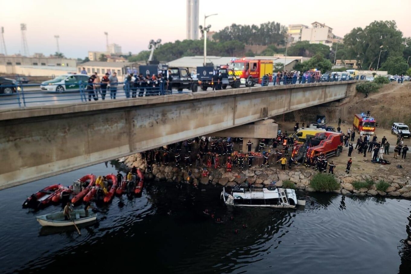 Të paktën 18 të vdekur dhe 23 të plagosur në një aksident me autobus në Algjeri