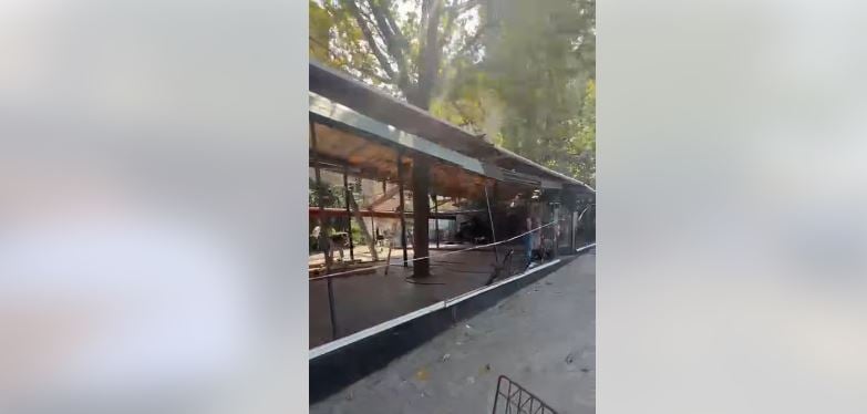 aksioni-per-lirimin-e-hapesirave-publike-te-zaptuara-nga-bizneset-rama-ndan-pamjet-ja-dhe-nje-mur-i-madh-kinez-qe-ra-sot