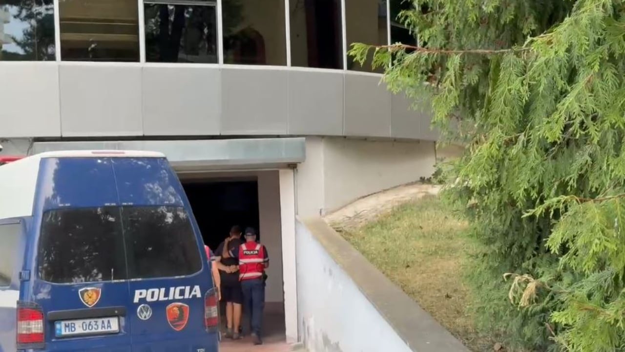 Vrasja me thikë e 14 vjeçarit në Maliq  Të arrestuarit mbërrijnë në gjykatë  sot mbahet seanca për caktimin e masës